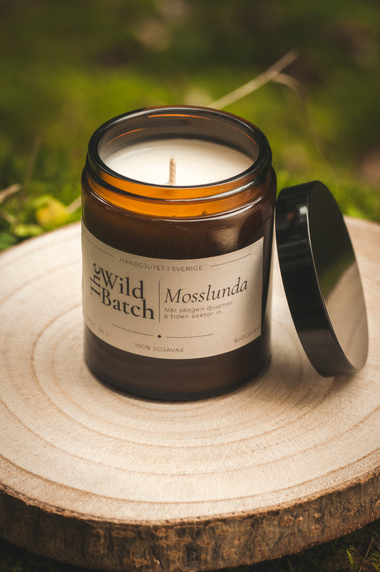 Doftljuset Mosslunda, 150 g sojavax i bärnstensfärgat glas